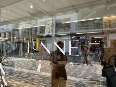 สติ๊กเกอร์ติดกระจกโปร่งแสง