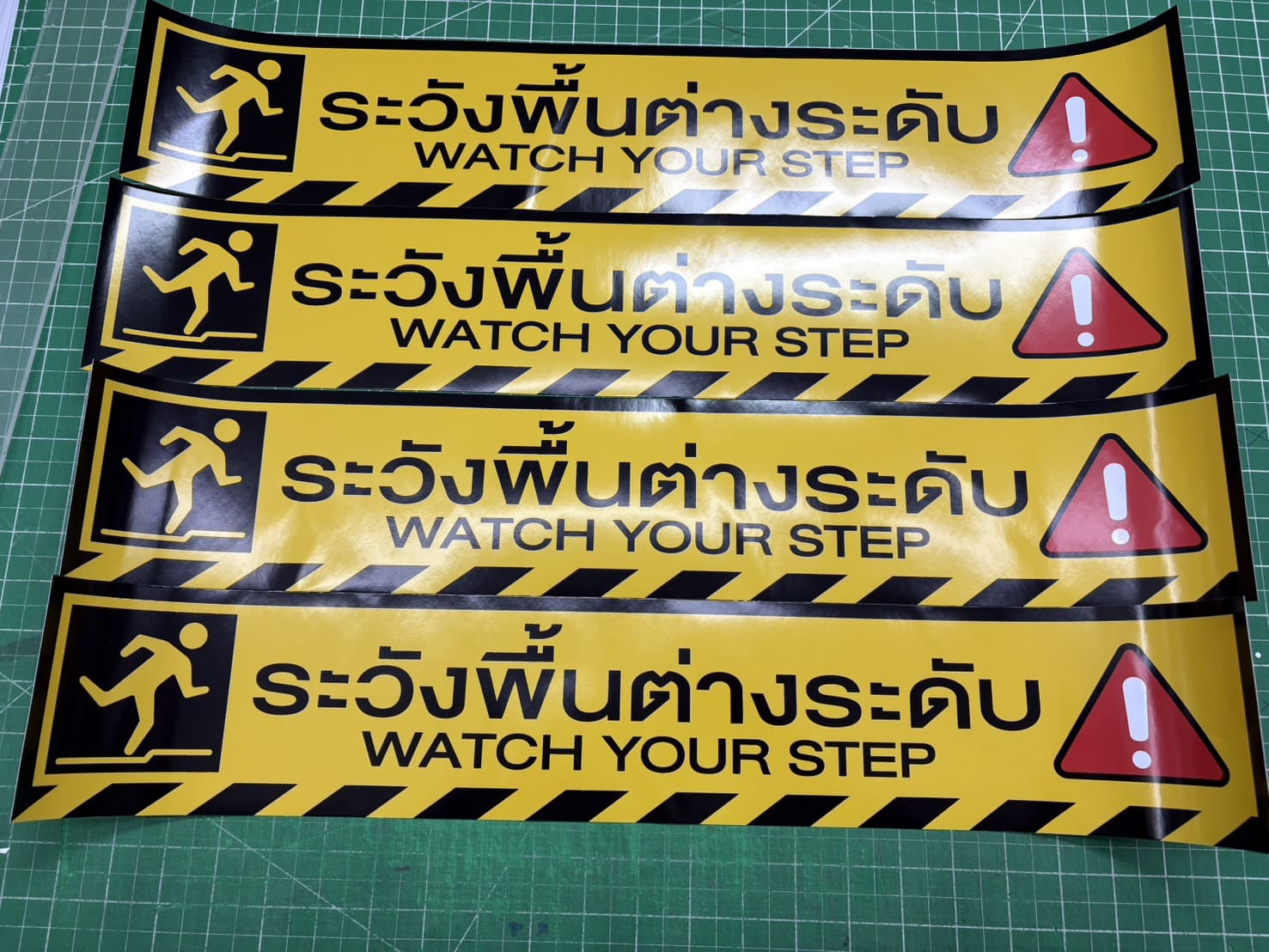 ป้ายสติ๊กเกอร์คำเตือนติดพื้น ในโรงงาน