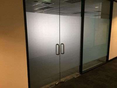 สติ๊กเกอร์ขุ่นติดกระจกห้องทำงาน